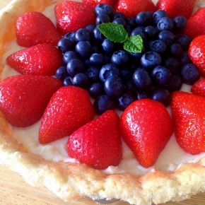 Psst.. Here’s a strawberry and blueberry tart